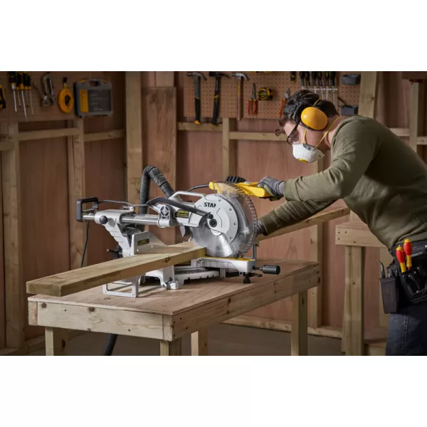 Pokosová pila 254 mm 1800 W s pojezdem Stanley SM1800